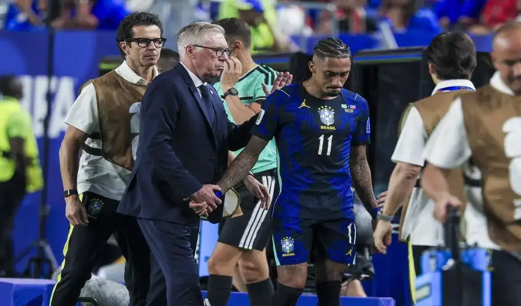 FOTOGRAFÍA. FILADELFIA (ESTADO DE PENSILVANIA) ESTADOS UNIDOS DE AMÉRICA, EEUU, 19 DE JUNIO DE 2026. Brasil golea a un Haití primera selección eliminada 3-0. El seleccionador de Brasil, Carlo Ancelotti, consuela a Raphinha, quien salió lesionado ante Haití. Efe