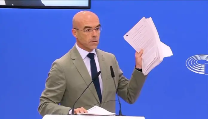 Buxadé El Pacto de Asilo y Migración ha sido torpedeado por Sánchez, Buxadé, VOX (1) FOTOGRAFÍA. ESTRASBURGO (FRANCIA), 10 DE JUNIO DE 2026. Buxadé: El Pacto de Asilo y Migración ha sido torpedeado por Sánchez. El jefe de la delegación de VOX en el Parlamento Europeo, Jorge Buxadé Villalba, ha dado una rueda de prensa en la Eurocámara para valorar el nuevo Pacto de Migración y Asilo, que, aunque fue aprobado la pasada legislatura, entra en vigor este viernes. Lasvocesdelpueblo (Ñ Pueblo)