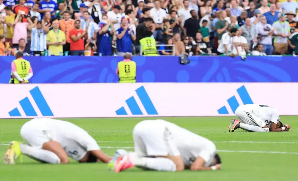 FOTOGRAFÍA. HOUSTON (ESTADO DE TEXAS) ESTADOS UNIDOS DE AMÉRICA, EEUU, 26 DE JUNIO DE 2026. Cabo Verde se clasifica ante Arabia Saudí 0-0 y se cita con Argentina. Jugadores de Arabia Saudí lamentan este viernes en Houston la eliminación del Mundial a manos de Cabo Verde. Efe