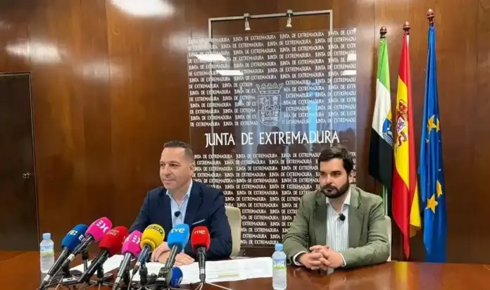 Calle anuncia pruebas de edad a inmigrantes MENA en Extremadura, Óscar Fernández Calle, Extremadura, imigrantes ilegales FOTOGRAFÍA. MÉRIDA (EXTREMADURA) ESPAÑA, 12 DE JUNIO DE 2026. Calle anuncia pruebas de edad a inmigrantes MENA en Extremadura. El vicepresidente de la Junta de Extremadura y consejero de Desregulación, Servicios Sociales y Familia por VOX, Óscar Fernández Calle (i), este viernes en rueda de prensa. Lasvocesdelpueblo (Ñ Pueblo)