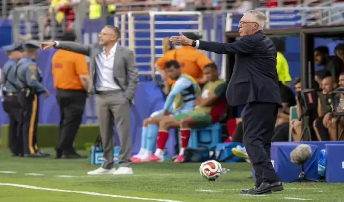 Calma y sosiego de Carlo Ancelotti ante dudas de Brasil frente a Marruecos FOTOGRAFÍA. NEWARK (NUEVA JERSEY) ESTADOS UNIDOS DE AMÉRICA, EEUU, 13 DE JUNIO DE 2026. Calma y sosiego de Carlo Ancelotti ante dudas de Brasil frente a Marruecos. El seleccionador de Brasil, Carlo Ancelotti (d), durante el partido ante Marruecos del grupo C del Mundial 2026 en el estadio MetLife en Nueva Jersey (Estados Unidos). Efe