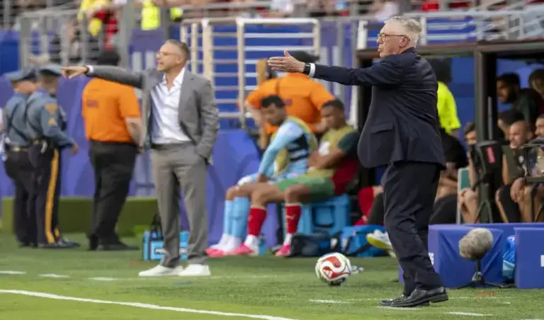 FOTOGRAFÍA. NEWARK (NUEVA JERSEY) ESTADOS UNIDOS DE AMÉRICA, EEUU, 13 DE JUNIO DE 2026. Calma y sosiego de Carlo Ancelotti ante dudas de Brasil frente a Marruecos. El seleccionador de Brasil, Carlo Ancelotti (d), durante el partido ante Marruecos del grupo C del Mundial 2026 en el estadio MetLife en Nueva Jersey (Estados Unidos). Efe