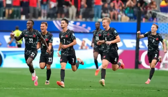 Canadá elimina a Sudáfrica y avanzar a los octavos de final 0-1 (2) INGLEWOOD (ESTADO DE CALIFORNIA) ESTADOS UNIDOS DE AMÉRICA, EEUU, 28 DE JUNIO DE 2026. Canadá elimina a Sudáfrica y avanzar a los octavos de final 0-1. Jugadores de Canadá celebran un gol en un partido por los dieciseisavos de final del Mundial de la FIFA 2026. Efe
