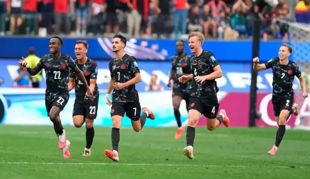 INGLEWOOD (ESTADO DE CALIFORNIA) ESTADOS UNIDOS DE AMÉRICA, EEUU, 28 DE JUNIO DE 2026. Canadá elimina a Sudáfrica y avanzar a los octavos de final 0-1. Jugadores de Canadá celebran un gol en un partido por los dieciseisavos de final del Mundial de la FIFA 2026. Efe