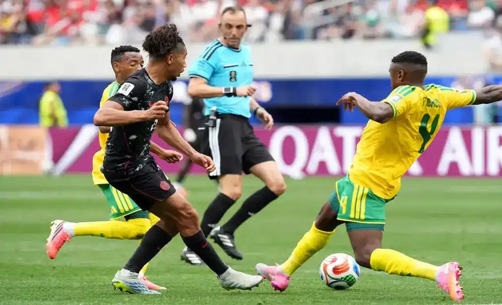 INGLEWOOD (ESTADO DE CALIFORNIA) ESTADOS UNIDOS DE AMÉRICA, EEUU, 28 DE JUNIO DE 2026. Canadá elimina a Sudáfrica y avanzar a los octavos de final 0-1. Teboho Mokoena (d) de Sudáfrica disputa un balón en un partido por los dieciseisavos de final del Mundial de la FIFA 2026. Efe