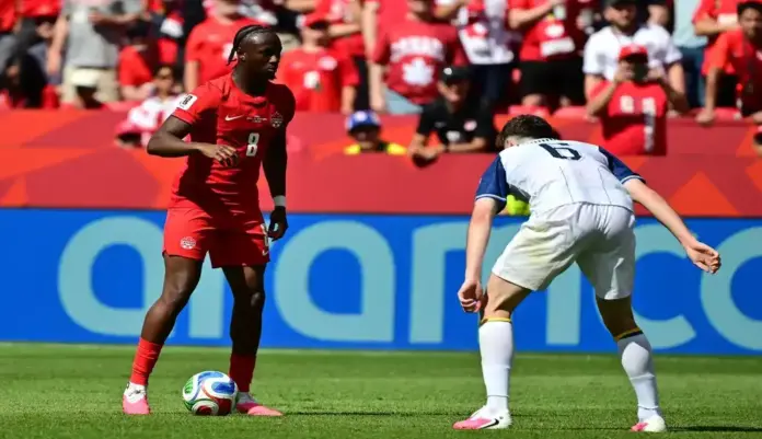 Canadá se quita el maleficio con el empate Bosnia y Herzegovina (1-1) (1) FOTOGRAFÍA. TORONTO (CANADÁ), 12 DE JUNIO DE 2026. Canadá se quita el maleficio con el empate Bosnia y Herzegovina (1-1). Ismael Kone (i), de Canadá, y Benjamin Tahirovic, de Bosnia y Herzegovina en partido del grupo B del Mundial 2026 en Toronto, Canadá. Efe