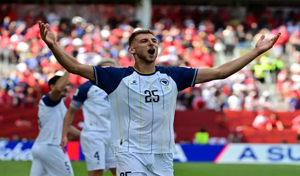 FOTOGRAFÍA. TORONTO (CANADÁ), 12 DE JUNIO DE 2026. Canadá se quita el maleficio con el empate Bosnia y Herzegovina (1-1). Jovo Lukic, de Bosnia y Herzegovina, celebra el gol ante Canadá en partido del Grupo B del Mundial 2026 en Toronto, Canadá. Efe