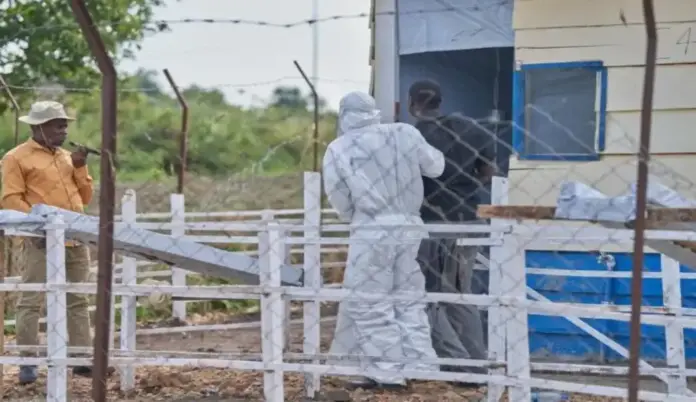 FOTOGRAFÍA. RWAMPARA (ITURI) REPÚBLICA DEMOCRÁTICA DE CONGO (RDC), 09 DE JUNIO DE 2026. Centenares de muertos y más de mil casos por ébola en RDC (África). Un hombre que podría estar infectado con el virus del Ébola ingresando en el Hospital de Rwampara, en Rwampara, Ituri (República Democrática del Congo). Efe