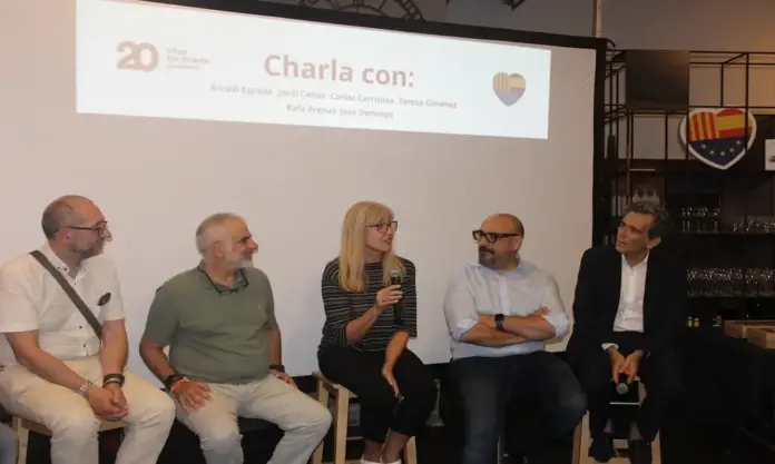FOTOGRAFÍA. BARCELONA (CATALUÑA) ESPAÑA, 27 DE JUNIO DE 2026. Ciutadans 20 años después, una historia que merece contarse. Alrededor de 120 personas participaron este sábado en Barcelona en el acto "20 años sin miedo: una historia que merece contarse" sobre el partido naranja Ciutadans Partit de la Ciutadanía Ciudadanos (Cs). estuvieron presentes el periodista y cofundador de Cs, Arcadi Espada Enériz; la escritora, exdiputada europea y fundadora de la asociación Ciutadans de Catalunya, Teresa Giménez Barbat; el ex presidente de asociación Impulso Ciudadanos y uno de los impulsores de la plataforma Ciutadans de Catalunya y referente histórico de la lucha cívica contra el nacionalismo, José Domingo Domingo; el catedrático de Derecho y presidente de Impulso Ciudadano, Rafael Arenas García; el exdiputado y ex-eurodiputado y exdiputado autonómico catalán, Jordi Cañas Pérez; y el exdiputado autonómico catalán, Carlos Carrizosa Torres. Lasvocesdelpueblo (Ñ Pueblo)