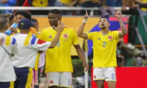 FOTOGRAFÍA. GUADALAJARA (MÉXICO), 23 DE JUNIO DE 2026. Clasificación anticipada de Colombia ante RD Congo 1-0. Daniel Muñoz Mejía (d) de Colombia celebra un gol este martes, en un partido del grupo K del Mundial de la FIFA 2026 entre Colombia y RD Congo, en el estadio Akron en Guadalajara (México). Efe