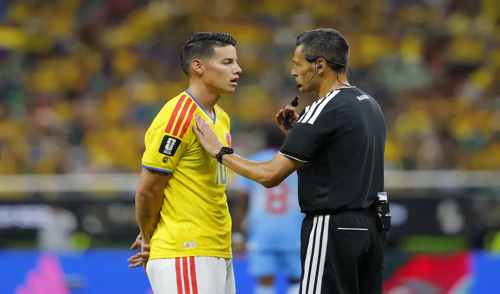 FOTOGRAFÍA. GUADALAJARA (MÉXICO), 23 DE JUNIO DE 2026. Clasificación anticipada de Colombia ante RD Congo 1-0. James David Rodríguez Rubio (James Rodríguez) (i) de Colombia habla con el árbitro italiano Maurizio Mariani este martes, en un partido del grupo K del Mundial de la FIFA 2026 entre Colombia y RD Congo, en el estadio Akron en Guadalajara (México). Efe