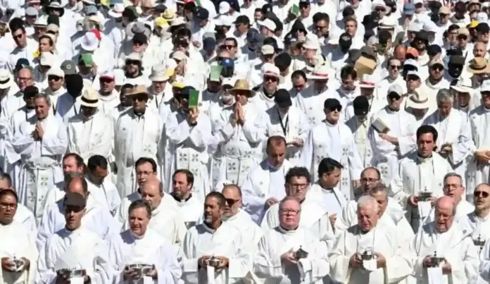 FOTOGRAFÍA. MADRID (ESPAÑA), 08 DE JUNIO DE 2026. Cobo da la bienvenida a León XIV para renovar fe y esperanza en España. Detalle de un momento de la multitudinaria misa presidida por el santo padre, Papa León XIV (Robert Francis Prevost), en la solemnidad del Corpus Christi este domingo 7 de junio de 2026, en Plaza de Cibeles, Madrid (España), en el segundo día de su visita apostólica en el país de Alonso Quijano "Quijote", que finalizará el próximo viernes 12 de junio de 2026. Lasvocesdlepueblo (Ñ Pueblo)