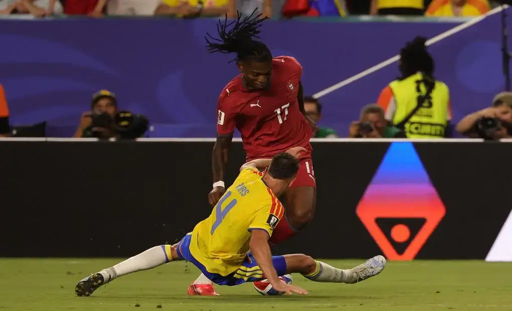 FOTOGRAFÍA. MIAMI (ESTADO DE FLORIDA) ESTADOS UNIDOS DE AMÉRICA, EEUU, 27 DE JUNIO DE 2026. Colombia empata con un Portugal muy conformista 0-0. El defensor colombiano Santiago Arias se barre para cerrar el paso del portugués Rafael Leao (d) en el partido que quedó empatado 0-0 este sábado en Miami. Efe