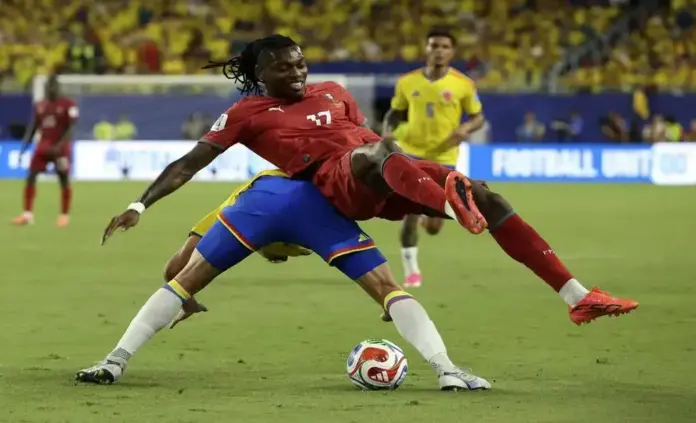 FOTOGRAFÍA. MIAMI (ESTADO DE FLORIDA) ESTADOS UNIDOS DE AMÉRICA, EEUU, 27 DE JUNIO DE 2026. Colombia empata con un Portugal muy conformista 0-0. El colombiano Santiago Arias (i) soporta la oposición del portugués Rafael Leao (d) durante el partido que igualaron este sábado en Miami. Efe