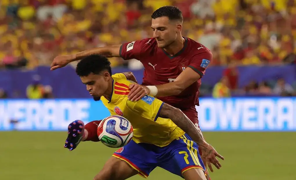 FOTOGRAFÍA. MIAMI (ESTADO DE FLORIDA) ESTADOS UNIDOS DE AMÉRICA, EEUU, 27 DE JUNIO DE 2026. Colombia empata con un Portugal muy conformista 0-0. El colombiano Luis Diaz (i) es marcado por el portugués Diogo durante el partido que empataron sin goles este sábado en Miami. Efe