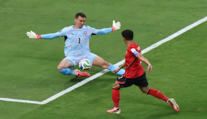 FOTOGRAFÍA. GUADALAJARA (ZAPOPÁN) MÉXICO, 11 DE JUNIO DE 2026. Corea del Sur se recupera para derrotar a la República Checa (2-1). El portero de la República Checa, Matej Kovar (i), detiene un disparo del surcoreano Son Heung-min (d) durante el partido del Grupo A de la Copa del Mundo 2026 entre Corea del Sur y la República Checa en el Estadio Guadalajara en Zapopan (México). Efe 