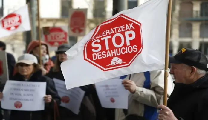 FOTOGRAFÍA. GUIPÚZCOA (LAS VASCONGADAS) ESPAÑA, 03 DE JUNIO DE 2026. Crecen un 38,1 % las inscripciones de certificaciones por ejecuciones hipotecarias. detalle de una imagen de una concentración de "Stop Desahucios" Guipúzcoa, en las Vascongadas, España.