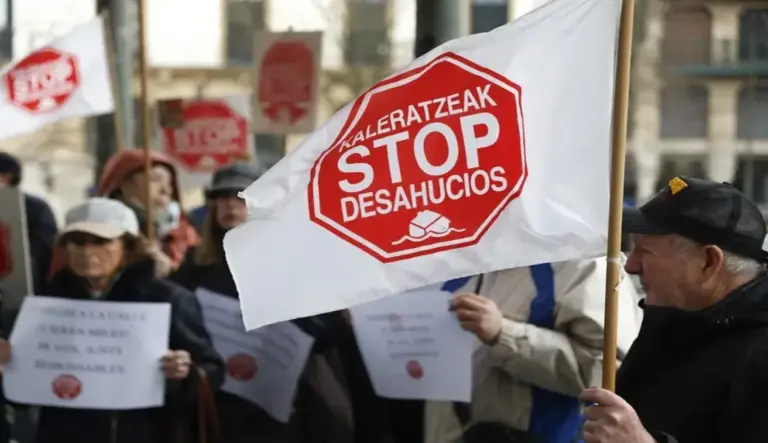 FOTOGRAFÍA. GUIPÚZCOA (LAS VASCONGADAS) ESPAÑA, 03 DE JUNIO DE 2026. Crecen un 38,1 % las inscripciones de certificaciones por ejecuciones hipotecarias. detalle de una imagen de una concentración de "Stop Desahucios" Guipúzcoa, en las Vascongadas, España.