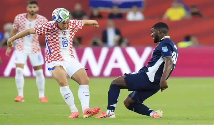 Croacia sobrevive y elimina a Panamá 0-1, Mundial 2026 (1) FOTOGRAFÍA. TORONTO (CANADÁ), 23 DE JUNIO DE 2026. Croacia sobrevive y elimina a Panamá 0-1. El panameño Azarias Londono (d) disputa el balón con el croata Mario Pasalic (i) este marte, en el partido que cerró la segunda jornada del Grupo L del Mundial en el estadio BMO de Toronto. Efe