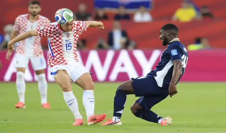 FOTOGRAFÍA. TORONTO (CANADÁ), 23 DE JUNIO DE 2026. Croacia sobrevive y elimina a Panamá 0-1. El panameño Azarias Londono (d) disputa el balón con el croata Mario Pasalic (i) este marte, en el partido que cerró la segunda jornada del Grupo L del Mundial en el estadio BMO de Toronto. Efe