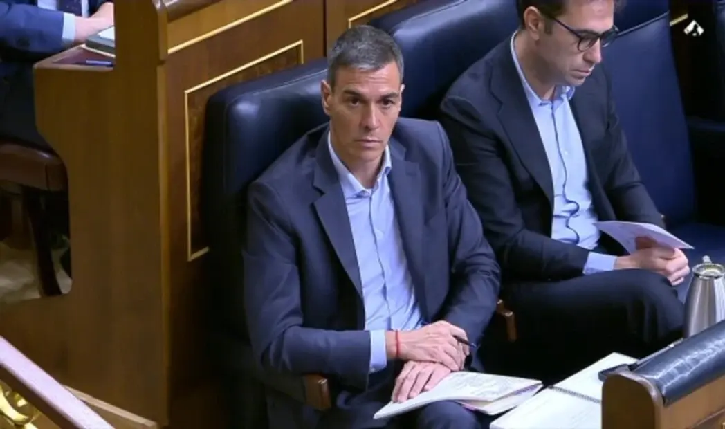 FOTOGRAFÍA. MADRID (ESPAÑA), 24 DE JUNIO DE 2026. Discurso Abascal: ¿Qué hace ahí sentado todavía Pedro Sánchez?. Detalle de una imagen sobre un momento de la intervención de Santiago Abascal Conde, presidente de VOX y Patriots of Europe, registrado este miércoles 24 de junio de 2026 en el Congreso de los Diputados tras la comparecencia del presidente del Gobierno de España y secretario general del Partido Socialista (PSOE), Pedro Sánchez Pérez-Castejón (i). Lasvocesdelpueblo (Ñ Pueblo)