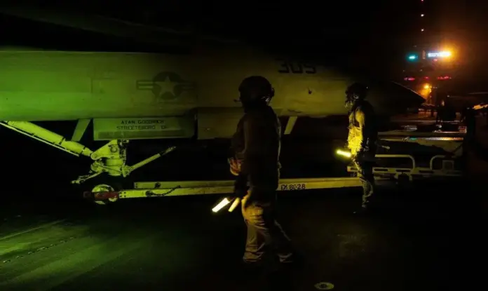 FOTOGRAFÍA. MAR ARÁBICO (MEDIO ORIENTE), 26 DE JUNIO DE 2026. EEUU ataca depósitos iraníes de misiles y drones y estaciones de radar costeras. Marines de los Estados Unidos de América (EEUU) realizan operaciones nocturnas a bordo del USS George H.W. Bush (CVN 77) mientras navegan por el mar Arábigo. Lasvocesdelpueblo (Ñ Pueblo)