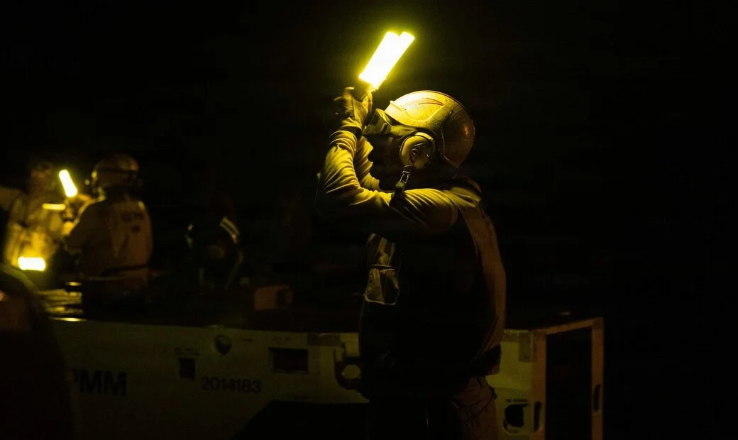 FOTOGRAFÍA. MAR ARÁBICO (MEDIO ORIENTE), 26 DE JUNIO DE 2026. EEUU ataca depósitos iraníes de misiles y drones y estaciones de radar costeras. Marines de los Estados Unidos de América (EEUU) realizan operaciones nocturnas a bordo del USS George H.W. Bush (CVN 77) mientras navegan por el mar Arábigo. Lasvocesdelpueblo (Ñ Pueblo)
