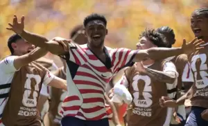 FOTOGRAFÍA. SEATTLE (ESTADO DE WASHINGTON) ESTADOS UNIDOS DE AMÉRICA, EEUU, 19 DE JUNIO DE 2026. EEUU prolonga su momento dulce ante Australia 2-0. Alex Freeman, de Estados Unidos, celebra con sus compañeros de equipo tras validarse su gol, durante el partido de la fase de grupos de la Copa Mundial de la FIFA 2026 entre EE.UU. y Australia, en Seattle (EE.UU.). Efe