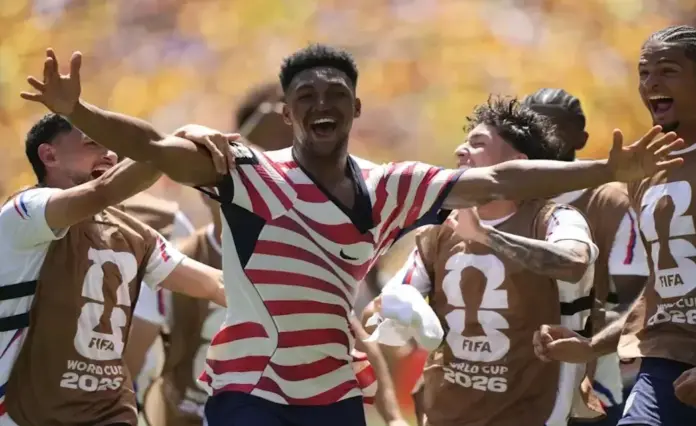 EEUU prolonga su momento dulce ante Australia 2-0 (1) FOTOGRAFÍA. SEATTLE (ESTADO DE WASHINGTON) ESTADOS UNIDOS DE AMÉRICA, EEUU, 19 DE JUNIO DE 2026. EEUU prolonga su momento dulce ante Australia 2-0. Alex Freeman, de Estados Unidos, celebra con sus compañeros de equipo tras validarse su gol, durante el partido de la fase de grupos de la Copa Mundial de la FIFA 2026 entre EE.UU. y Australia, en Seattle (EE.UU.). Efe