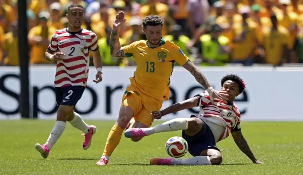 FOTOGRAFÍA. SEATTLE (ESTADO DE WASHINGTON) ESTADOS UNIDOS DE AMÉRICA, EEUU, 19 DE JUNIO DE 2026. EEUU prolonga su momento dulce ante Australia 2-0. Aiden O'Neill, de Australia (c), y Weston McKennie, de Estados Unidos (d), en acción durante el partido de la fase de grupos de la Copa Mundial de la FIFA 2026 entre EE.UU. y Australia, en Seattle (EE.UU.). Efe