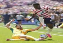 FOTOGRAFÍA. SEATTLE (ESTADO DE WASHINGTON) ESTADOS UNIDOS DE AMÉRICA, EEUU, 19 DE JUNIO DE 2026. EEUU prolonga su momento dulce ante Australia 2-0. Jacob Italiano, de Australia (i), y Folarin Balogun, de Estados Unidos, en acción durante el partido de la fase de grupos de la Copa Mundial de la FIFA 2026 entre EE.UU. y Australia, en Seattle (EE.UU.). Efe