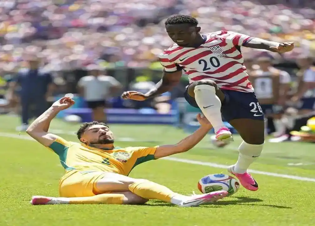 FOTOGRAFÍA. SEATTLE (ESTADO DE WASHINGTON) ESTADOS UNIDOS DE AMÉRICA, EEUU, 19 DE JUNIO DE 2026. EEUU prolonga su momento dulce ante Australia 2-0. Jacob Italiano, de Australia (i), y Folarin Balogun, de Estados Unidos, en acción durante el partido de la fase de grupos de la Copa Mundial de la FIFA 2026 entre EE.UU. y Australia, en Seattle (EE.UU.). Efe
