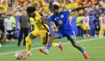FOTOGRAFÍA. KANSA CITY (ESTADOS UNIDOS DE AMÉRICA, EEUU), 20 DE JUNIO DE 2026. Ecuador hipotecA su clasificación frente a Curazao 0-0. Angelo Preciado (i), de Ecuador, es marcado por Leandro Bacuna, de Curazao. Efe