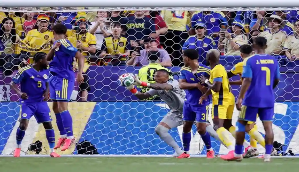 FOTOGRAFÍA. KANSA CITY (ESTADOS UNIDOS DE AMÉRICA, EEUU), 21 DE JUNIO DE 2026. Ecuador hipotecA su clasificación frente a Curazao 0-0. Eloy Room (c), portero de Curazao, ataja un balón ante Ecuador en el Mundial 2026 en el estadio Arrowhead en Kansas City (Estados Unidos). Efe
