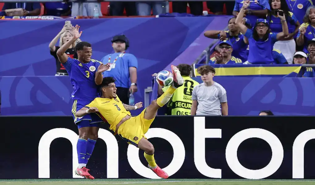 FOTOGRAFÍA. KANSA CITY (ESTADOS UNIDOS DE AMÉRICA, EEUU), 21 DE JUNIO DE 2026. Ecuador hipotecA su clasificación frente a Curazao 0-0. Piero Hincapé (d), de Ecuador, disputa un balón con Jurien Gaari, de Curazao, en un partido del grupo E del Mundial 2026 en Kansas City. Efe