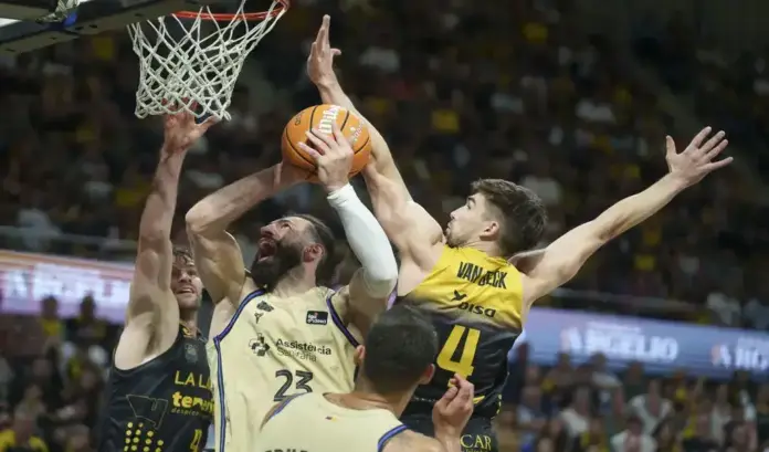 FOTOGRAFÍA. LA LAGUNA (TENERIFE) ISLAS CANARIAS (ESPAÑA), 13 DE JUNIO DE 2026. El Barça se garantiza el último billete ante La Laguna Tenerife 76-85. El ala-pívot del Barça Tornike Shengelia (c) entra a canasta ante un par de jugadores del Canarias, durante el tercer partido de las semifinales de la Liga Endesa que CB Canarias y Barcelona disputan este sábado en el Pabellón Santiago Martín de La Laguna, en Tenerife). Efe