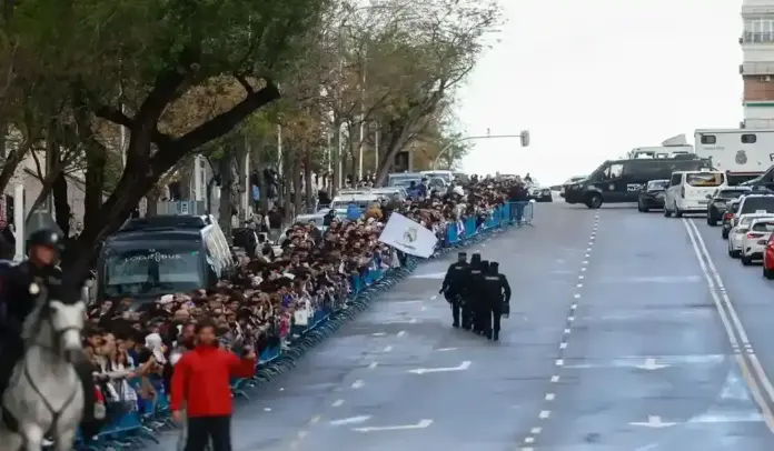 El Supremo inadmite el recurso del Real Madrid contra auto del TSJM, Santiago Bernabéu, Real Madrid FOTOGRAFÍA. MADRID (REINO DE ESPAÑA), 16 DE ABRIL DE 2025. El Supremo inadmite el recurso del Real Madrid contra auto del TSJM. Llegada del autobús del Real Madrid al estadio antes del partido de vuelta de cuartos de final de la Liga de Campeones entre el Real Madrid y el Arsenal, este miércoles en el estadio Santiago Bernabéu, en Madrid. Efe