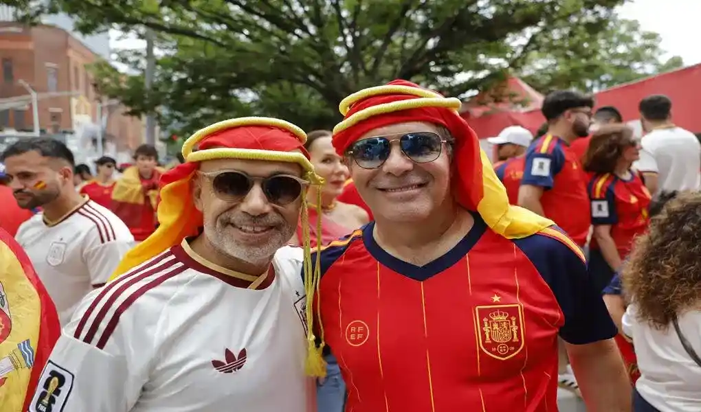 FOTOGRAFÍA. ATLANTA (ESTADO DE GEORGIA) ESTADOS UNIDOS DE AMÉRICA, EEUU, 21 DE JUNIO DE 2026. El bombo de Manolo suena en manos de David Cebollada y Sete Fernández. Aficionados españoles antes del inicio del partido del Mundial 2026 entre España y Arabia Saudí, este domingo en Atlanta. Efe