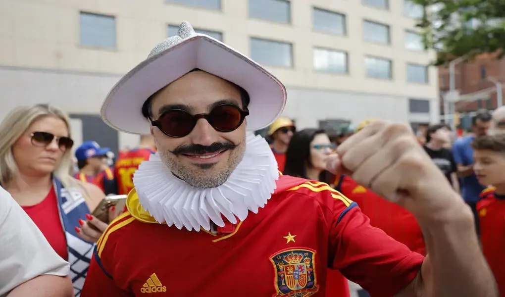 FOTOGRAFÍA. ATLANTA (ESTADO DE GEORGIA) ESTADOS UNIDOS DE AMÉRICA, EEUU, 21 DE JUNIO DE 2026. El bombo de Manolo suena en manos de David Cebollada y Sete Fernández. Aficionados españoles antes del inicio del partido del Mundial 2026 entre España y Arabia Saudí, este domingo en Atlanta. Efe
