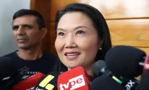 FOTOGRAFÍA. LIMA (PERÚ), 18 DE JUNIO DE 2026. El izquierdista Roberto Helbert Sánchez Palomino (Roberto Sánchez) no reconocerá al Gobierno de Fujimori. En la imagen, Keiko Sofía Fujimori Higuchi (Keiko Fujimori) es una política peruana, de ascendencia japonesa, ​líder del partido patriota de Perú "Fuerza Popular (FP)" y candidata a la Presidencia de Perú en las elecciones de este año 2026, registrada este jueves en rueda de prensa. Efe