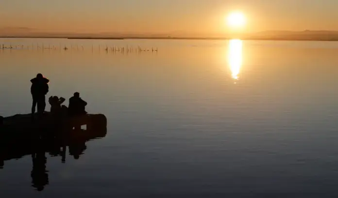 El verano entra este domingo en el hemisferio norte a las 10.24 horas, Un grupo de personas observa la puesta de sol en la Albufera de Valencia. FOTOGRAFÍA. VALENCIA (COMUNIDAD VALENCIANA) ESPAÑA, 05 DE JUNIO DE 2024. El verano entra este domingo en el hemisferio norte a las 10:24. Un grupo de personas observa la puesta de sol en la Albufera de Valencia. Efe