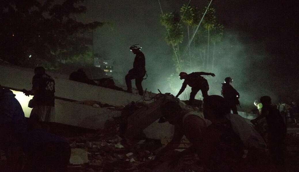 FOTOGRAFÍA. CARACAS (VENEZUELA), 25 DE JUNIO DE 2026. Terremotos Venezuela: 164 muertos y 971 heridos más 30 réplicas. Dos fuertes sismos sacuden Venezuela en un minuto, el principal fue de magnitud 7,5. Efectivos de los servicios de emergencia buscan víctimas en Caracas, Venezuela , tras los terremotos. Efe