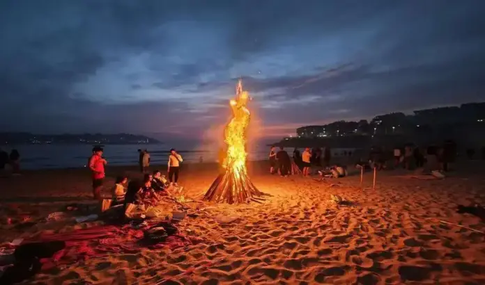 Escenario excepcional de noche de San Juan FOTOGRAFÍA.LA CORRUÑA (GALICIA) ESPAÑA, 23 DE JUNIO DE 2025. Escenario excepcional de noche de San Juan. Detalle de una imagen de una de las hogueras encendidas en la playa coruñesa de Riazor durante la celebración de la noche de San Juan el año que viene. Efe