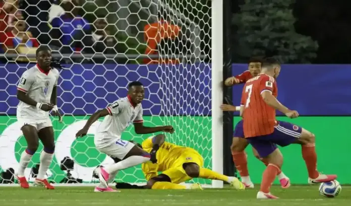 Escocia delante de Brasil y Marruecos tras vencer a Haití (0-1) (2) FOTOGRAFÍA. FOXBOROUGH (MASSACHUSETTS) ESTADOS UNIDOS DE AMÉRICA, EEUU, 13 DE JUNIO DE 2026. Escocia delante de Brasil y Marruecos tras vencer a Haití (0-1). John McGinn, de Escocia (d), marca el gol durante el partido de la fase de grupos de la Copa Mundial de la FIFA 2026 entre Haití y Escocia, en Foxborough, Massachusetts (EEUU). Efe