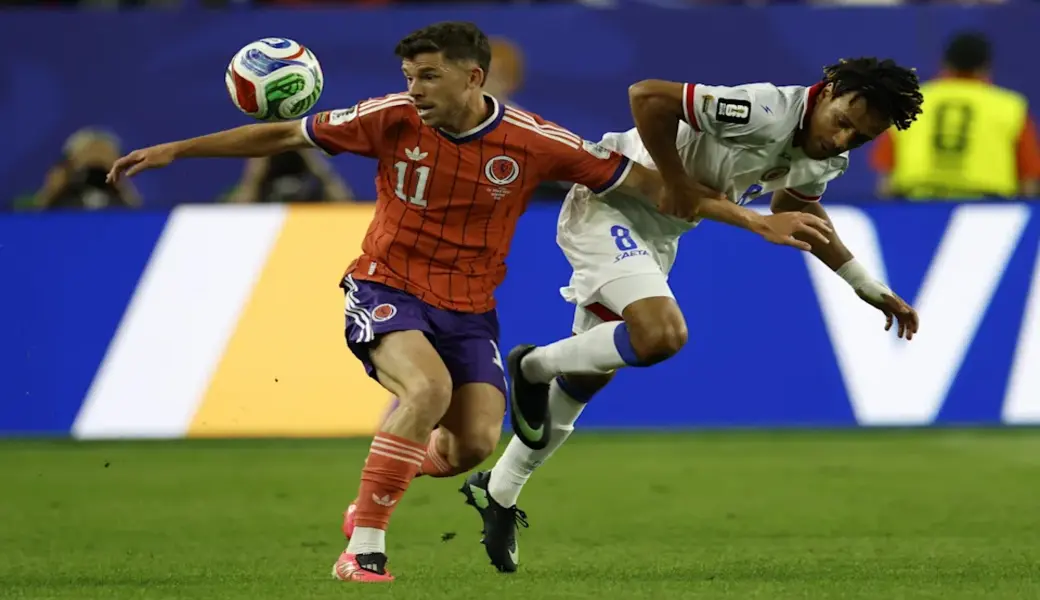 FOTOGRAFÍA. FOXBOROUGH (MASSACHUSETTS) ESTADOS UNIDOS DE AMÉRICA, EEUU, 13 DE JUNIO DE 2026. Escocia delante de Brasil y Marruecos tras vencer a Haití (0-1). Ryan Christie, de Escocia (i), en acción contra Martin Expérience, de Haití (d), durante el partido de la fase de grupos de la Copa Mundial de la FIFA 2026 entre Escocia y Haití en Foxborough, Massachusetts (EEUU). Efe