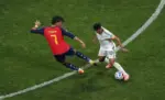FOTOGRAFÍA. ATLANTA (ESTADO DE GEORGIA) ESTADOS UNIDOS DE AMÉRICA, EEUU, 21 DE JUNIO DE 2026. España, decimonovena en 48 conjuntos participantes. El delantero de la selección española, Ferrán Torres (i), disputa el balón ante el jugador de Arabia Saudí Salem Al Dawsari, durante el partido del Mundial 2026 entre España y Arabia Saudí, en Atlanta. Efe