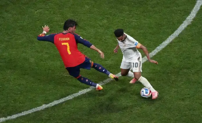 FOTOGRAFÍA. ATLANTA (ESTADO DE GEORGIA) ESTADOS UNIDOS DE AMÉRICA, EEUU, 21 DE JUNIO DE 2026. España, decimonovena en 48 conjuntos participantes. El delantero de la selección española, Ferrán Torres (i), disputa el balón ante el jugador de Arabia Saudí Salem Al Dawsari, durante el partido del Mundial 2026 entre España y Arabia Saudí, en Atlanta. Efe