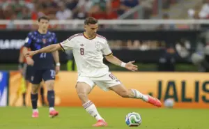 FOTOGRAFÍA. GUADALAJARA (MÉXICO), 26 DE JUNIO DE 2026. España evita a Argentina ante una Uruguay con problemas internos 0-1. Fabián Ruiz de España patea el balón este viernes, en un partido del grupo H del Mundial de la FIFA 2026 entre Uruguay y España en el estadio Akron en Guadalajara (México). Efe