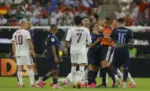 FOTOGRAFÍA. GUADALAJARA (MÉXICO), 26 DE JUNIO DE 2026. España evita a Argentina ante una Uruguay con problemas internos 0-1. El arbitro Ismail Elfath (2-d) muestra tarjeta roja a Agustín Canobbio (3-d) de Uruguay este viernes, en un partido del grupo H del Mundial de la FIFA 2026 entre Uruguay y España en el estadio Akron en Guadalajara (México). Efe