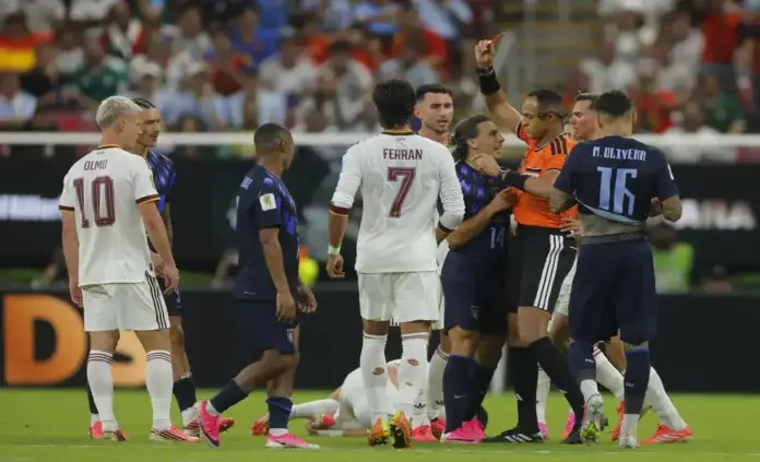 FOTOGRAFÍA. GUADALAJARA (MÉXICO), 26 DE JUNIO DE 2026. España evita a Argentina ante una Uruguay con problemas internos 0-1. El arbitro Ismail Elfath (2-d) muestra tarjeta roja a Agustín Canobbio (3-d) de Uruguay este viernes, en un partido del grupo H del Mundial de la FIFA 2026 entre Uruguay y España en el estadio Akron en Guadalajara (México). Efe